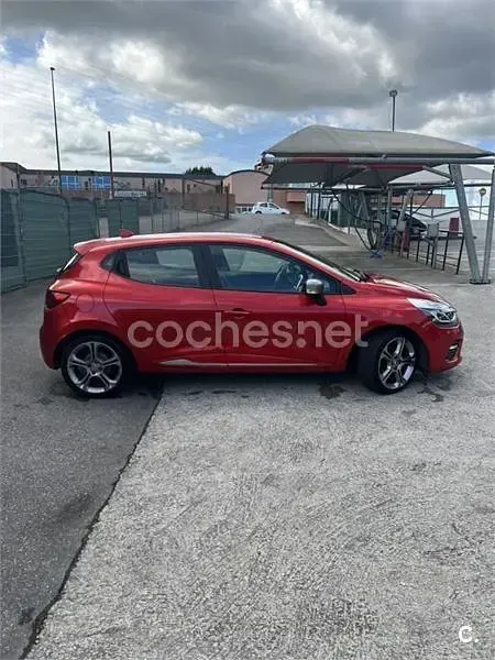 Begagnad Renault Clio IV Zen 90 HK (66 kW) 2016 Röd Sedan