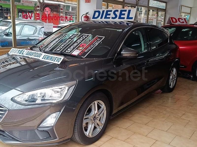 Usado Ford Focus Trend 120 CV (88 kW) 2019 Gris / plata Berlina