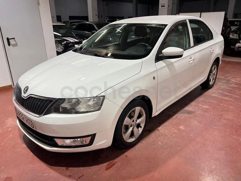 Usado Skoda Rapid Active 105 CV (77 kW) 2013 Blanco Berlina