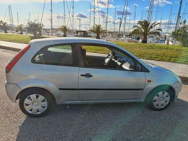Usado Ford Fiesta Ambiente 68 CV (50 kW) 2002 Gris Utilitario