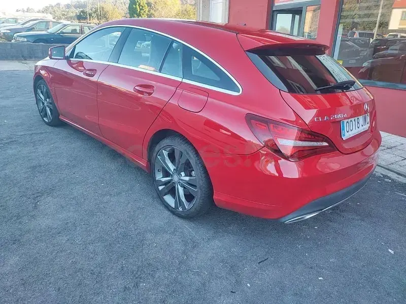 Usado Mercedes CLA200 Shooting Brake 136 CV (100 kW) 2017 Rojo Familiar