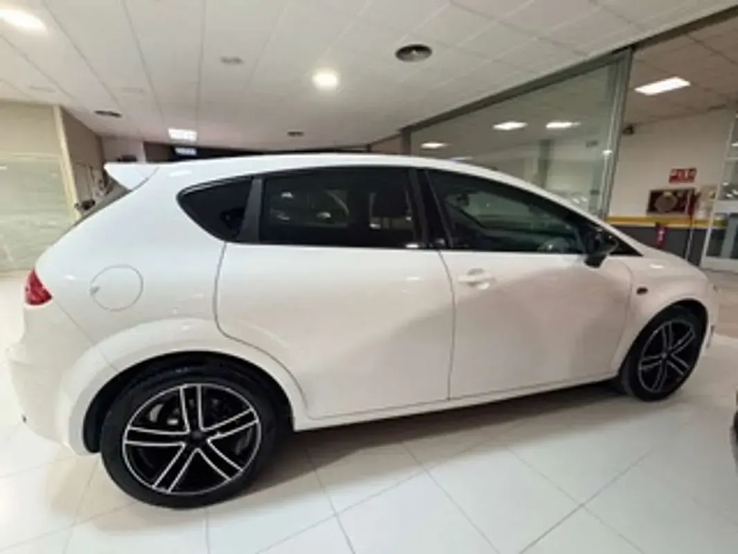 Usado Seat Leon 105 CV (77 kW) 2017 Blanco Berlina