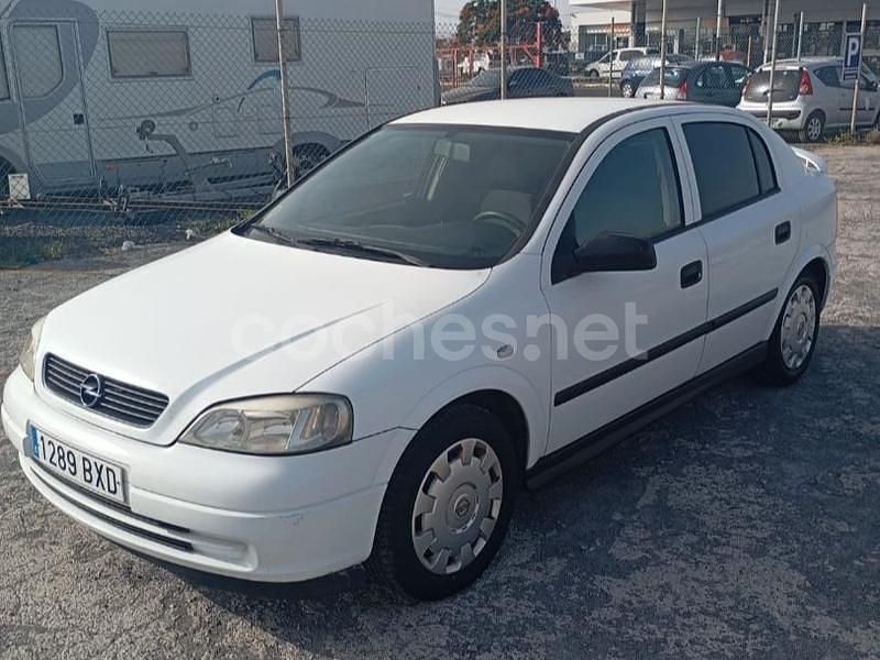 Blanco Usado 2002 Opel Astra Comfort Berlina | 1299 € (Precio justo) - Imagen 1/4