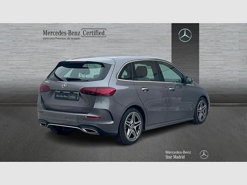 Usado Mercedes B200 AMG line 150 CV (110 kW) 2025 Gris montaña magno (manufaktur) Monovolumen