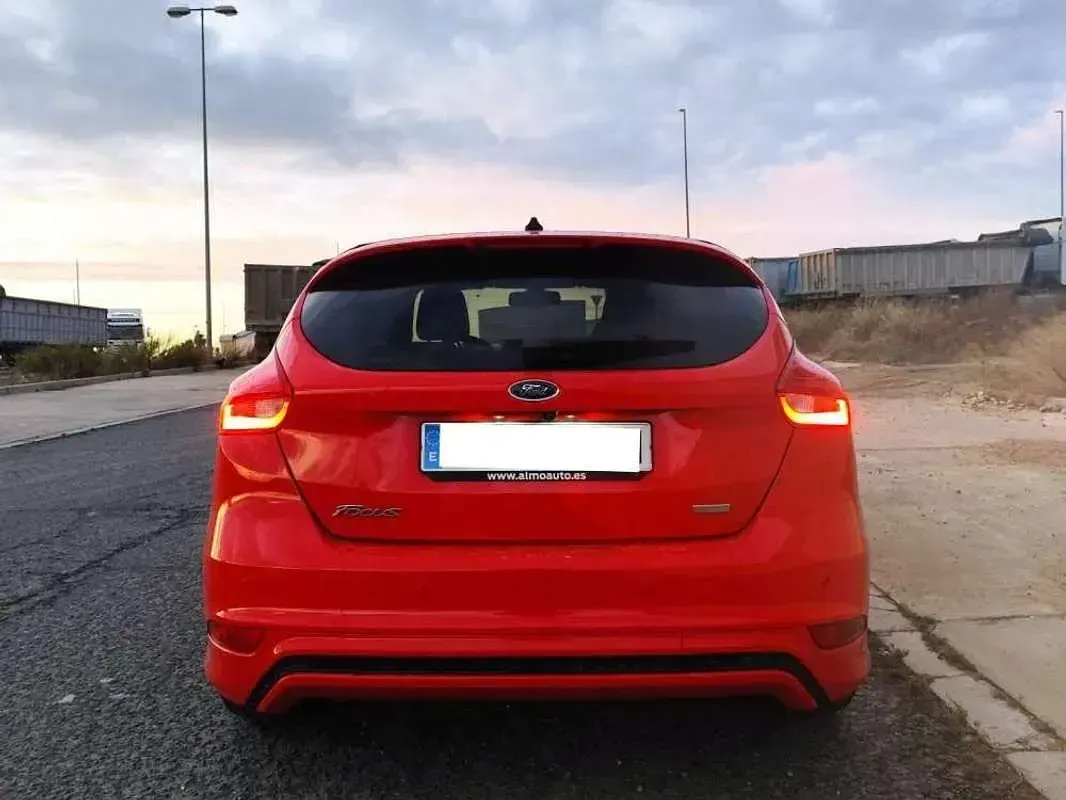 Usado Ford Focus ST-Line 125 CV (91 kW) 2018 Rojo Utilitario