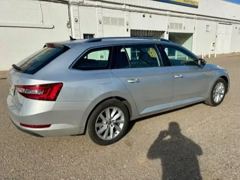 Usado Skoda Superb Ambition 150 CV (110 kW) 2022 Gris / plata Familiar