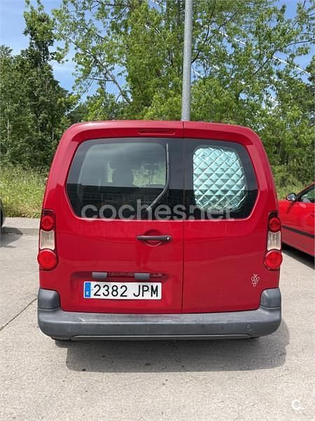 Usado Peugeot Partner Tepee Access 100 CV (73 kW) 2016 Rojo Monovolumen