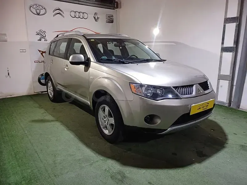 Usado Mitsubishi Outlander Intense 140 CV (102 kW) 2007 Beige SUV
