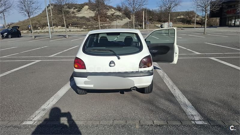 Usado Ford Fiesta 90 CV (66 kW) 2000 Blanco Utilitario