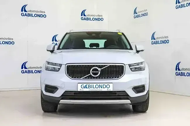 Usado Volvo XC40 Momentum 129 CV (94 kW) 2021 Gris / plata SUV