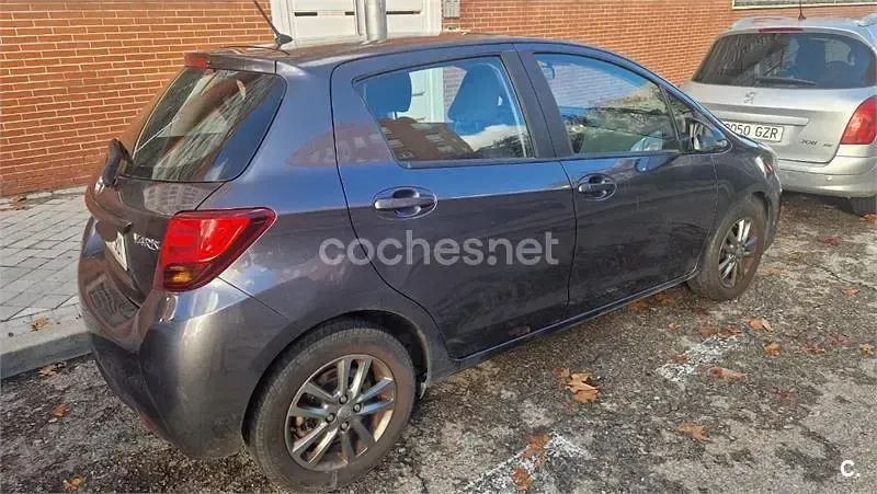 Usado Toyota Yaris Active 90 CV (66 kW) 2015 Gris / plata Utilitario