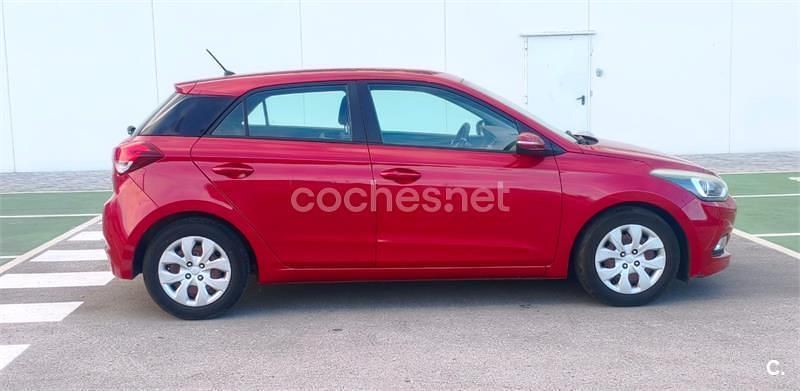 Usado Hyundai i20 84 CV (61 kW) 2015 Rojo Berlina