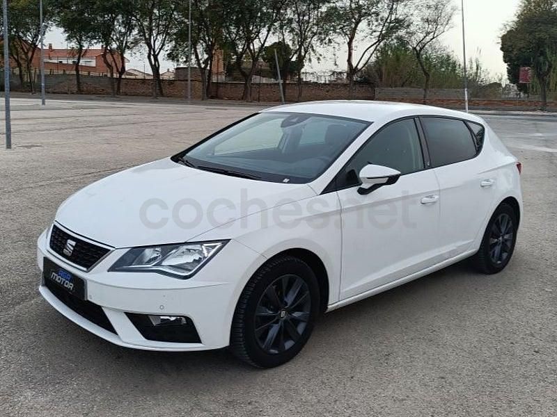 Usado Seat Leon Style 130 CV (95 kW) 2019 Blanco Berlina