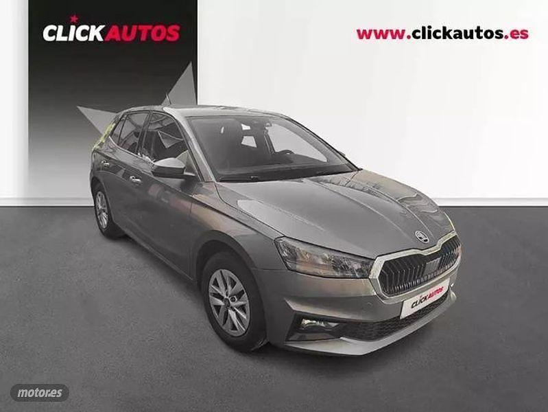 Usado Skoda Fabia Selection 95 CV (69 kW) 2025 Gris / plata Berlina