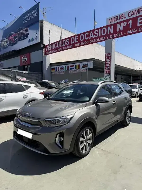 Usado Kia Stonic 120 CV (88 kW) 2023 Gris SUV