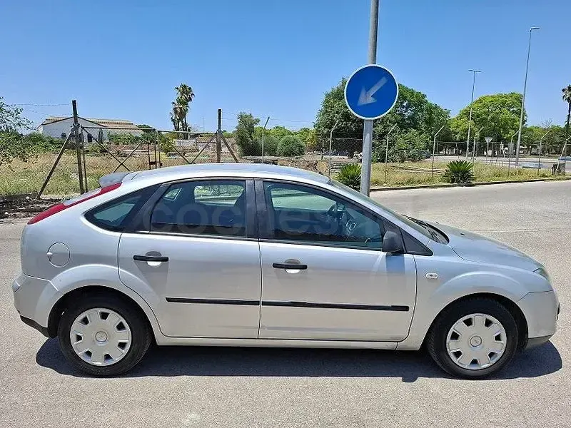 Usado Ford Focus Trend 90 CV (66 kW) 2006 Gris / plata Berlina
