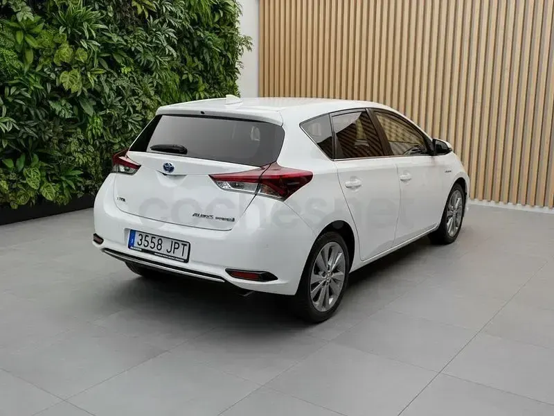 Usado Toyota Auris Hybrid Active 136 CV (100 kW) 2016 Blanco Berlina