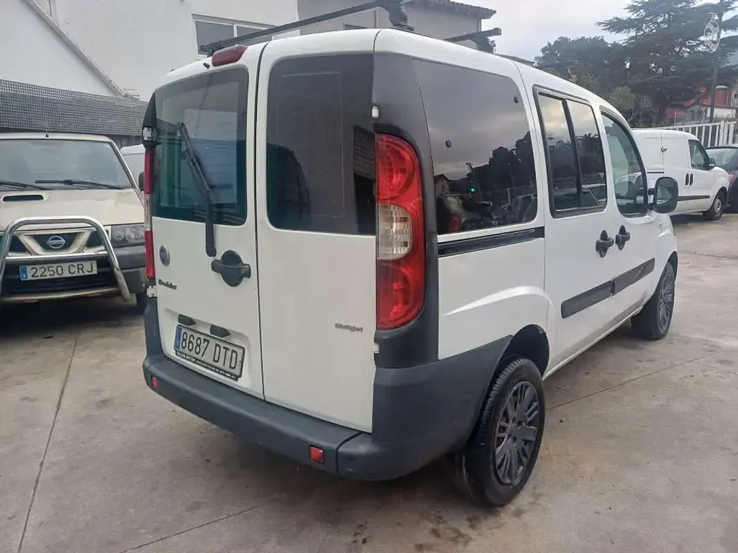 Usado Fiat Doblò Dynamic 75 CV (55 kW) 2005 Blanco Monovolumen