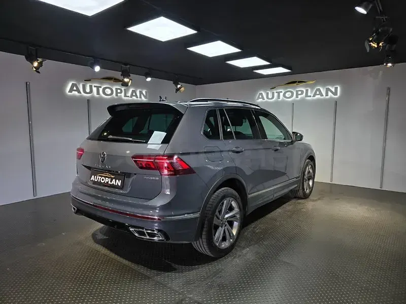 Usado VW Tiguan R-line 245 CV (180 kW) 2022 Gris / plata SUV