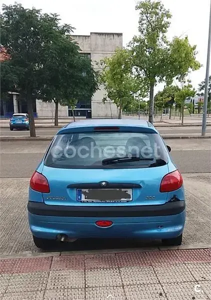 Usado Peugeot 206 70 CV (51 kW) 1999 Azul Utilitario