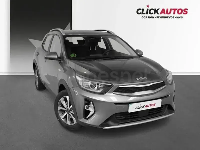 Usado Kia Stonic 100 CV (73 kW) 2025 Gris / plata SUV