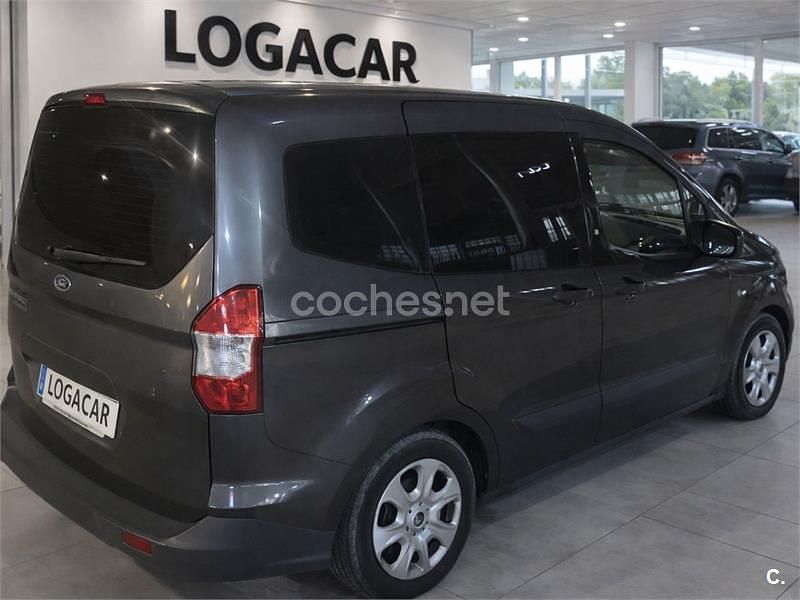 Usado Ford Tourneo Courier Ambiente 75 CV (55 kW) 2015 Marrón Monovolumen