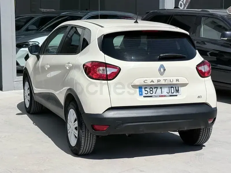 Usado Renault Captur Intens 90 CV (66 kW) 2015 Beige SUV