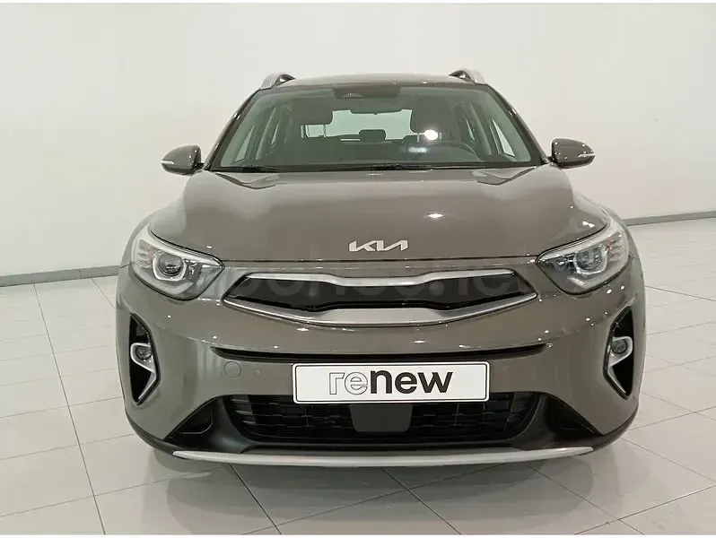 Usado Kia Stonic 84 CV (61 kW) 2023 Gris / plata SUV