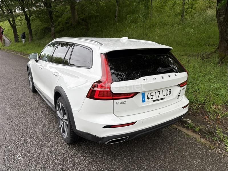 Blanco Usado 2019 Volvo V60 CC Pro Familiar | 17.500 € (Precio justo) - Imagen 1/4