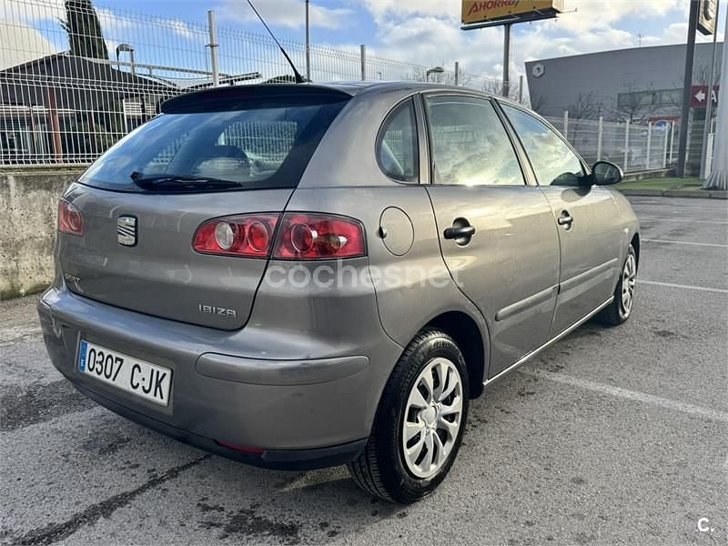 Usado Seat Ibiza 75 CV (55 kW) 2003 Gris / plata Utilitario