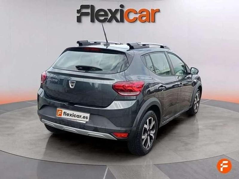 Usado Dacia Sandero Comfort 101 CV (74 kW) 2022 Gris Utilitario