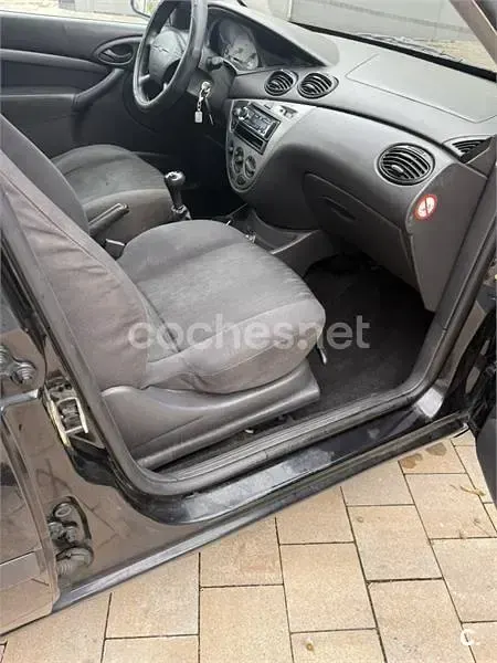 Käytetty Ford Focus Trend 100 HP (73 kW) 2001 Musta Sedan