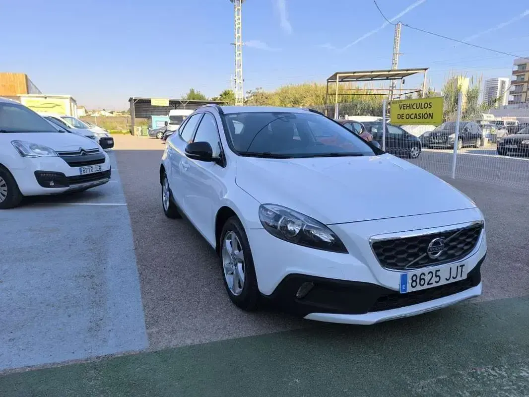 Usado Volvo V40 Kinetic 120 CV (88 kW) 2016 Blanco SUV