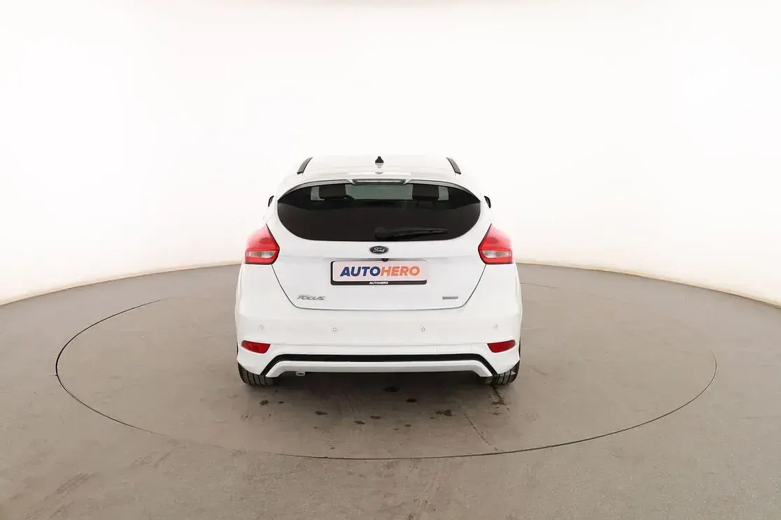 Usado Ford Focus ST-Line 125 CV (91 kW) 2017 Blanco Berlina