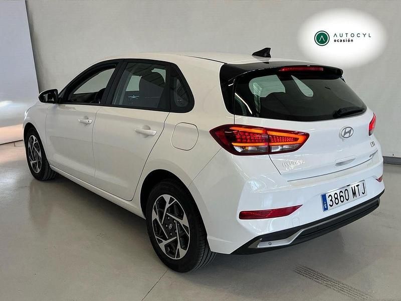 Usado Hyundai i30 120 CV (88 kW) 2025 Blanco Berlina
