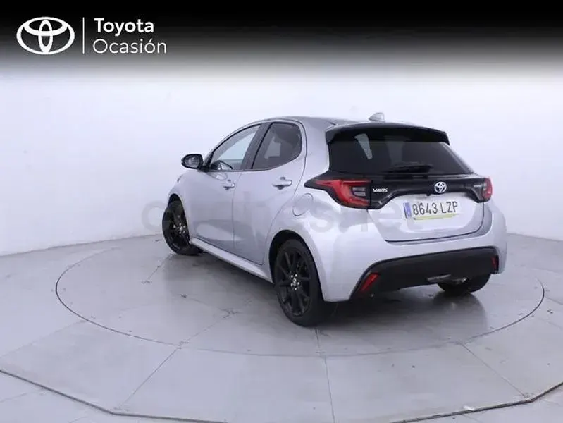 Usado Toyota Yaris Hybrid Style 116 CV (85 kW) 2022 Gris / plata Berlina