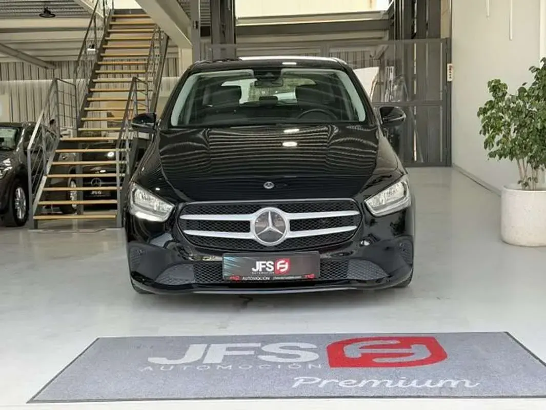 Usado Mercedes B180 116 CV (85 kW) 2020 Negro Utilitario