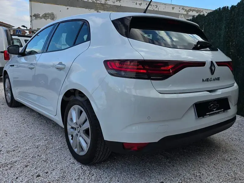Usado Renault Mégane II Equilibre 115 CV (84 kW) 2022 Blanco Berlina