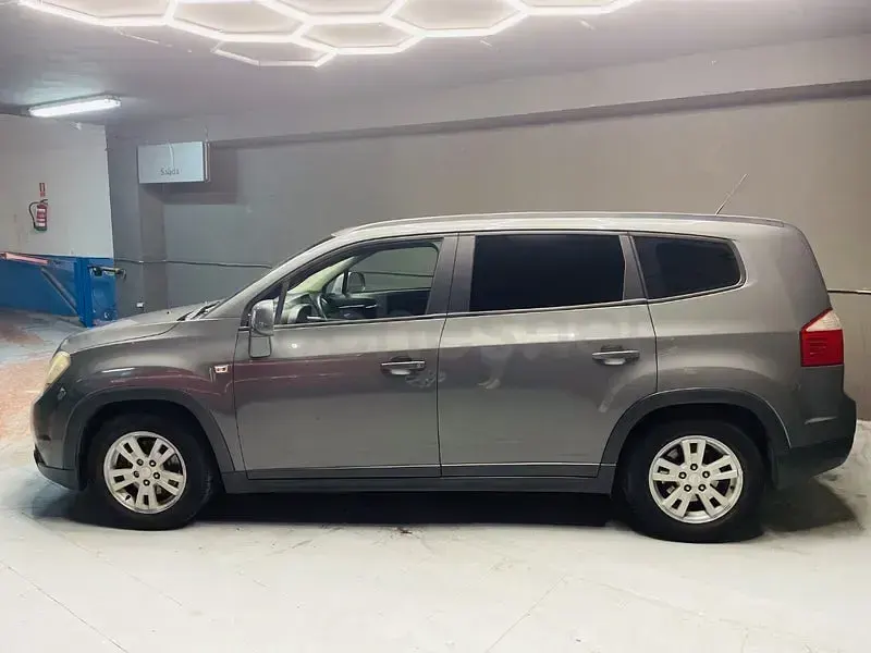 Usado Chevrolet Orlando LT 130 CV (95 kW) 2012 Gris / plata Monovolumen