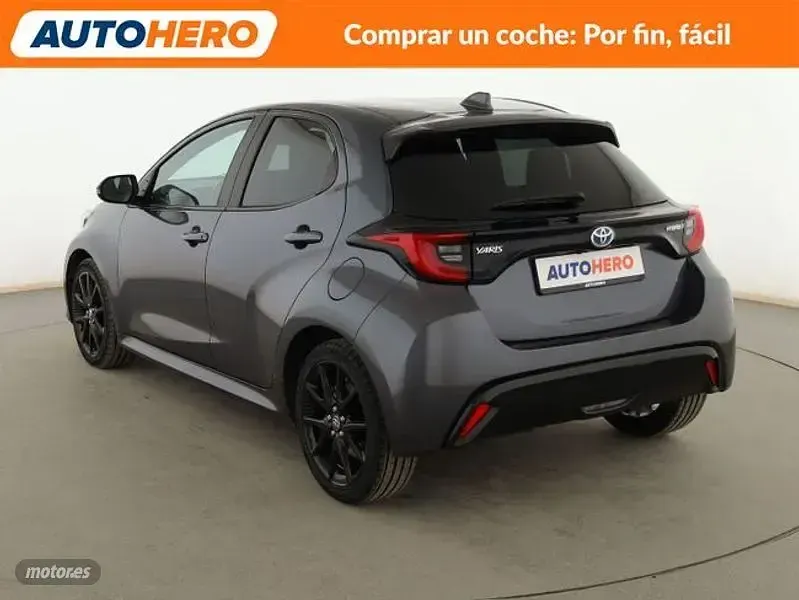 Usado Toyota Yaris Hybrid Style 116 CV (85 kW) 2022 Gris Berlina