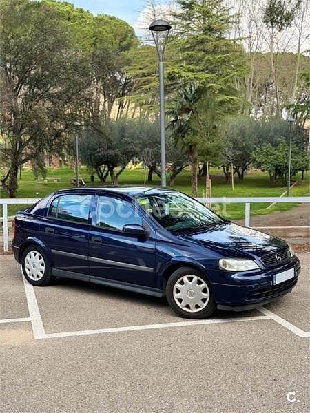 Usado Opel Astra Club 75 CV (55 kW) 2001 Azul Berlina