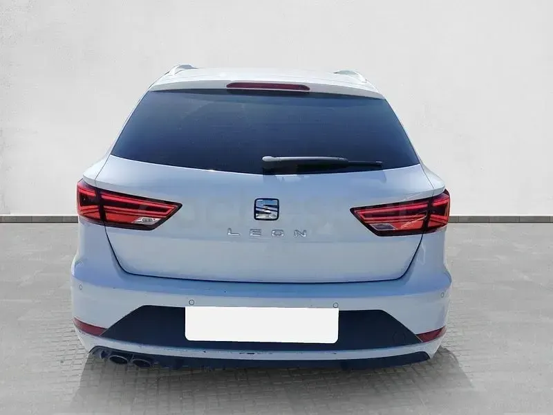 Usado Seat Leon FR 150 CV (110 kW) 2019 Blanco Familiar