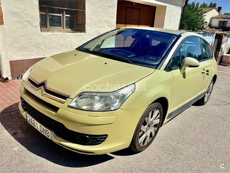 Usado Citroën C4 110 CV (80 kW) 2006 Amarillo Berlina