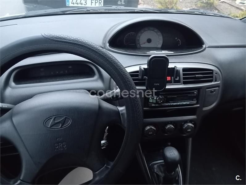 Usado Hyundai Matrix GLS 103 CV (75 kW) 2002 Gris / plata Monovolumen