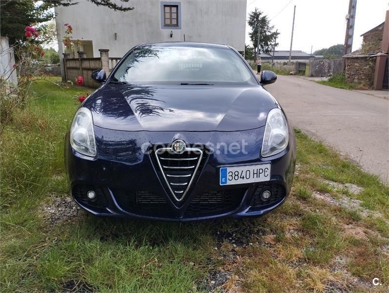 Violeta / lila Usado 2013 Alfa Romeo Giulietta Distinctive Utilitario | 5900 € - Imagen 1/4