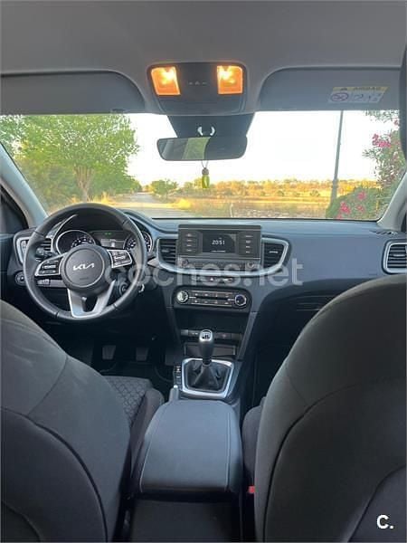 Blanco Usado 2023 Kia Ceed Berlina | 16.500 € (Buen precio) - Imagen 1/4