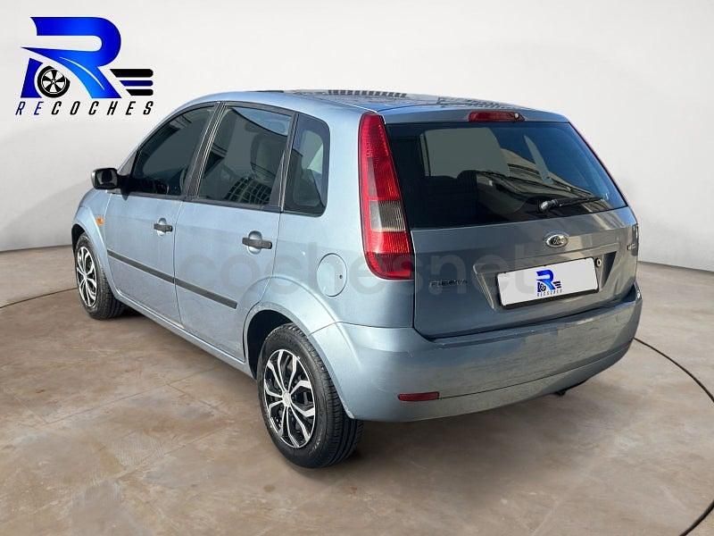 Usado Ford Fiesta Trend 90 CV (66 kW) 2005 Azul Utilitario