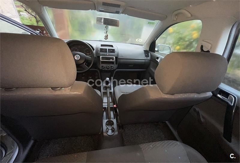 Usado VW Polo Trendline 65 CV (47 kW) 2004 Gris / plata Berlina