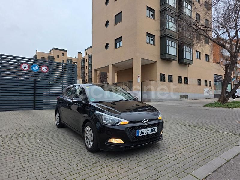 Negro Usado 2015 Hyundai i20 Berlina | 6490 € (Precio justo) - Imagen 1/4
