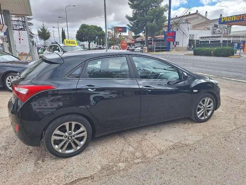 Usado Hyundai i30 GO! 101 CV (74 kW) 2015 Gris Utilitario